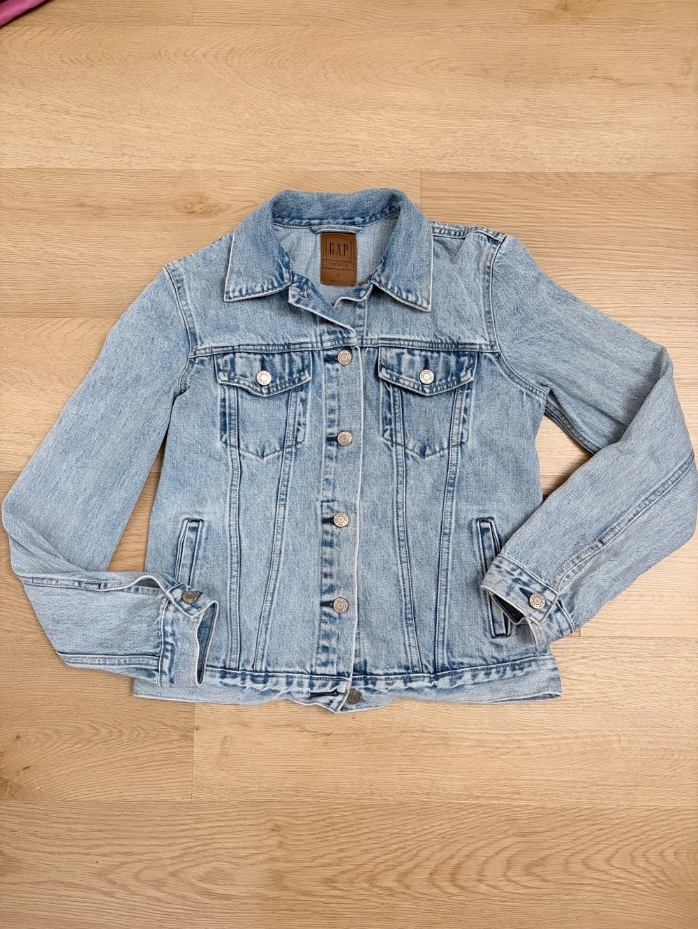 GAP Light Wash Denim Jacket Women’s Small Classic Trucker